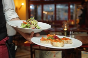 Gastronomie: Kellner trägt Teller
