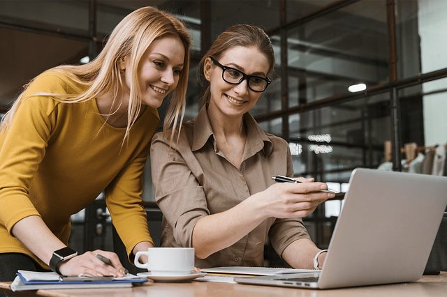 Bild zu Startup-Finanzierung im Wandel: Von Venture Capital zu Factoring und Leasing: zwei arbeitende Frauen in einem Büro
