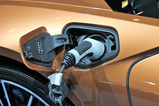 Bild zu E-Mobilität: Europa droht den Anschluss zu verlieren: E-Auto am laden