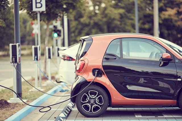Bild zu E-Mobilität: Europa droht den Anschluss zu verlieren: E-Auto auf Ladeparkplatz