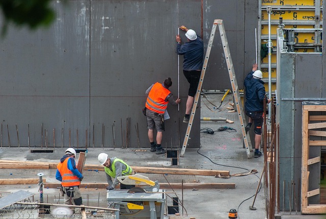 Bild zu KI-Boom und Rechenzentren: Nachhaltiger Wachstumsmotor oder schimmernde Blase?: Arbeitende auf einer Baustelle